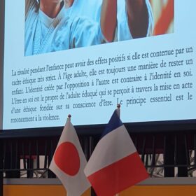 Drapeaux japonais et français lors de la conférence « Se libérer de la violence » avec André Cognard à Yssingeaux