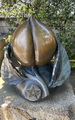 Statue en bronze gravée d'un pentagramme, sanctuaire Seimei, Kyoto.