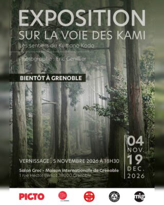 Affiche de l'exposition Sur la voie des kami : sentier dans une forêt de cèdres brumeuse