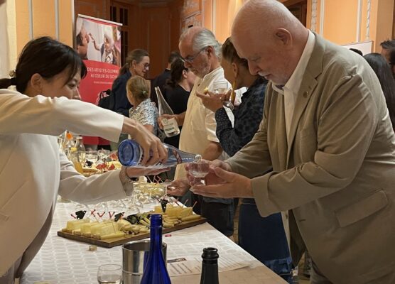 Pot de l’amitié après le colloque : dégustation de saké et de fromages en Mairie de Lyon 7