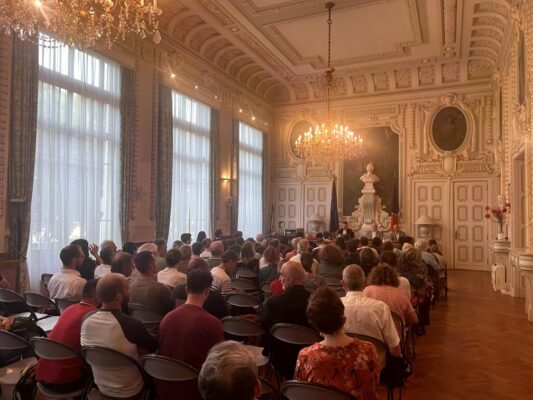 Salle du conseil municipal de la Mairie de Lyon 7, comble, pendant le colloque