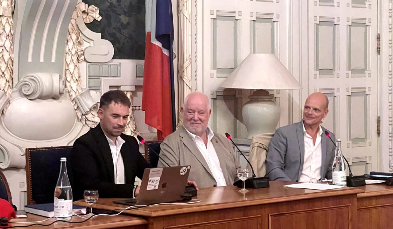 Les intervenants à la tribune du colloque
