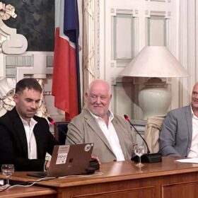 Les intervenants à la tribune du colloque