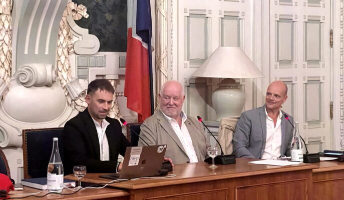 Les intervenants à la tribune du colloque